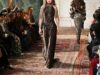 A coleção outono 2026 de Ralph Lauren é uma mistura de aventura romântica com toque metálico