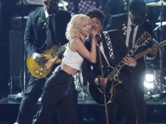 O Grammy teve muito Mars, Carpenter subindo e um Bieber quase nu. Aqui estão alguns momentos importantes